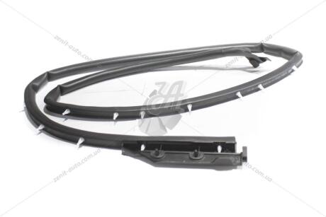 Уплотнитель двери Duster II (21-) RENAULT '828391179R