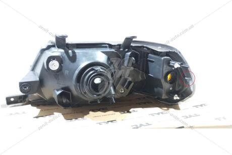 _уценка_отломана направляющая_Фара правая Mitsubishi Pajero Sport (05-) H4 черная (20-B323-A5-6B) TYC '20B323A56BUCENKA